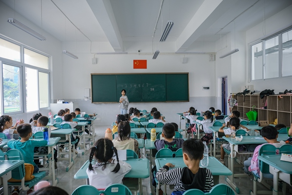 实验学校正在教学。