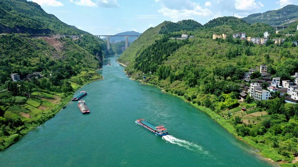 500吨级标准船舶装载建筑材料沿乌江水路向重庆涪陵入长江方向启航。思南县融媒体中心供图