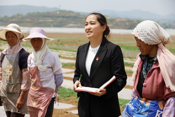 陈睿在双龙镇大地社区宣讲省十三次党代会精神。