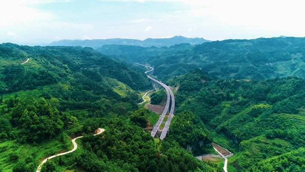 图为正习高速公路沿线风景优美的生态环境。