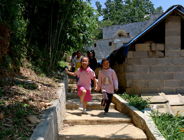 孩子们在顺意路上奔跑。