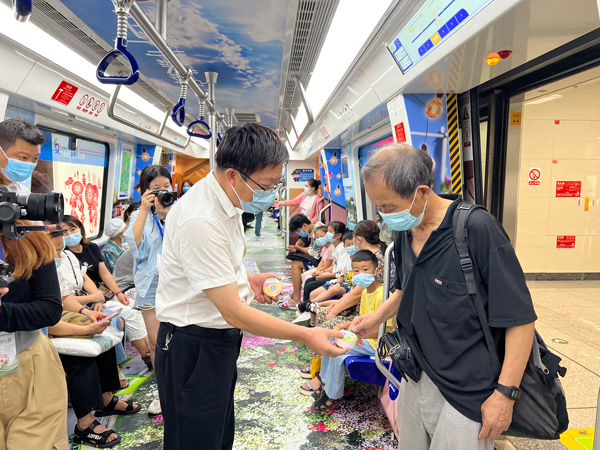 “花海毕节·露营管家”贵阳地铁专列发车。