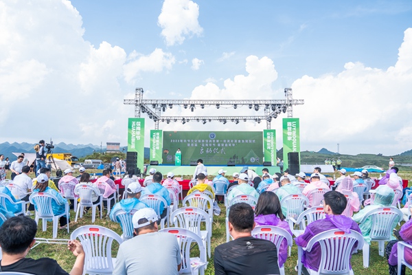 7月30日，首届“花海毕节·露营嘉年华”启动仪式现场。（周训贵 摄） (2)