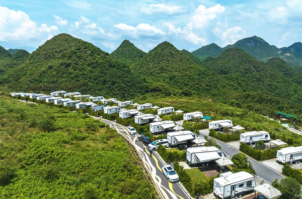 7月30日，大方县崔苏坝国际露营基地房车露营区航拍。（周训贵 摄）