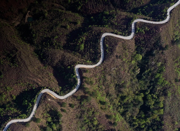 金沙县山区通组公路。