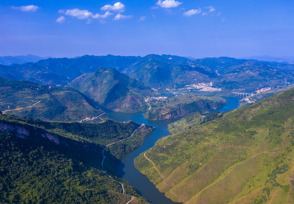 9夹岩水利枢纽工程赫章县“鸡鸣三县”景点剎界河库区俯瞰。李学友摄