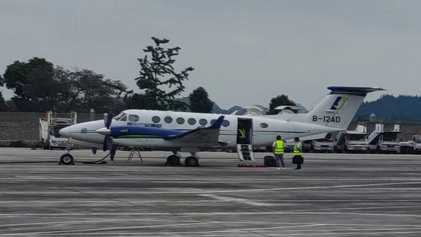 8月23日，“空中国王360”飞机抵达安顺黄果树机场。贵州省气象局供图