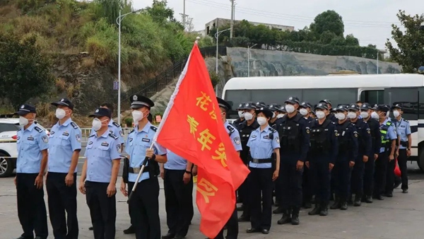 花溪公安青年突击队出征。共青团贵州省委 供图