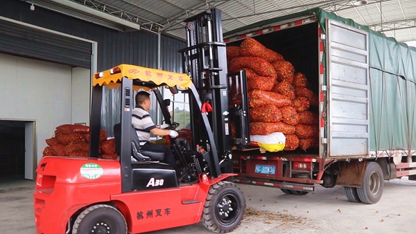 平塘通州镇的贵州黔味飘农业发展有限公司刺梨加工厂（莫荣瑞摄）