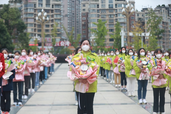 2400多名援毕医疗队。