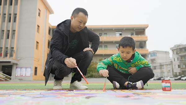 10月12日，大方农民画爱好者正在创作百米农民画。周训贵 摄