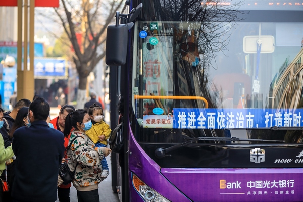 毕节市七星关城区乘坐公交的市民越来越多。