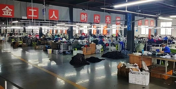 织金县惠民街道内的织金县清达服饰织造有限公司工人正在加工衣物。