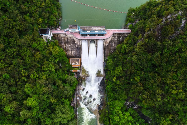 倒天河水库大坝航拍图片 陈曦 摄