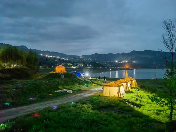 灯化觉镇前顺村露营基地。