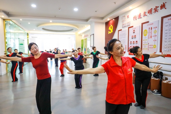 社区居民新时代文明实践站里学习健身舞蹈。