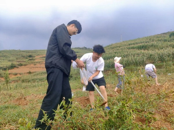 七星关区撒拉溪镇龙凤村科技小院技术人员指导农户种植马铃薯。