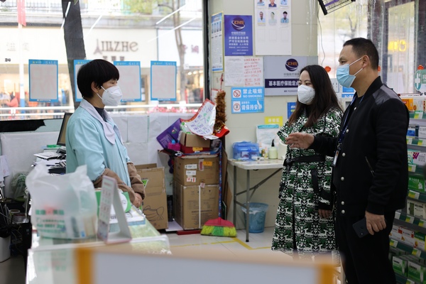 七星关区市场监管局工作人员正在毕节一树药业有限公司桂花店内开展医药用品价格检查。范俊岑摄