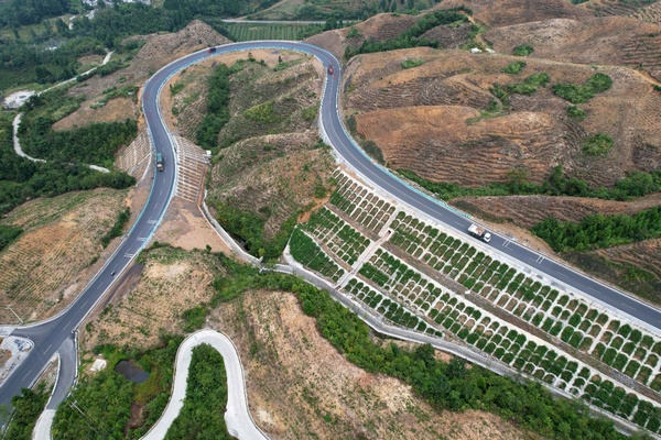 俯瞰织金公路管理段管理养护的毕节市织金县境内G321青山至城关公路。翟培声摄