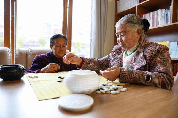 七星关区柏杨林街道幸福社区 老年人正在下棋。胡秋婷摄