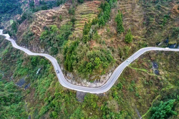 整洁蜿蜒的乡村道路。