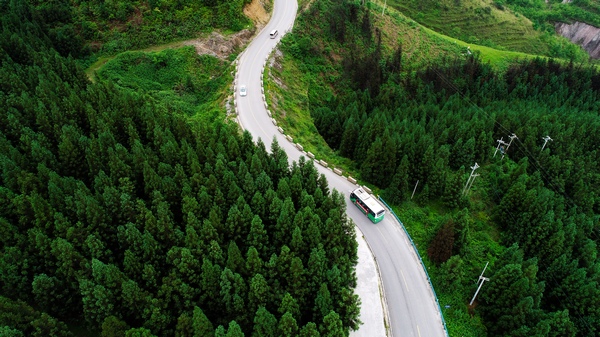 七星关区乡村道路。李杰摄