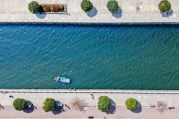 毕节市七星关城区倒天河河道护河员正在打捞垃圾。陈曦摄