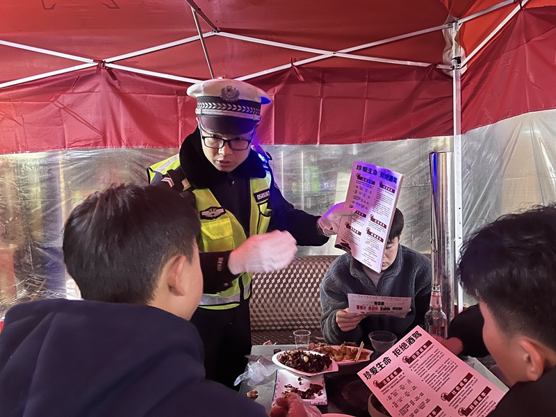 工作人员正在发放宣传资料