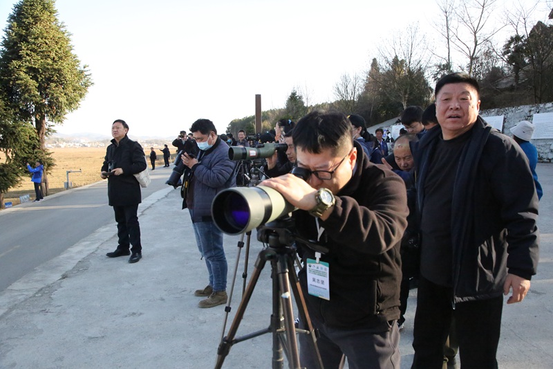 闭幕会结束后，与会专家、学者深入胡叶林黑颈鹤栖息地实地进行考察调研