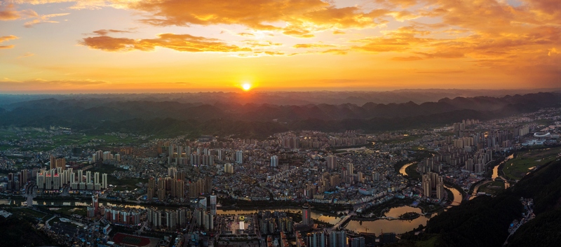 夕阳下的惠水。黄平摄