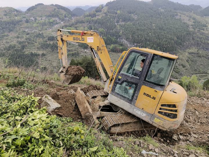 挖机在山上开垦荒地。田霞飞摄