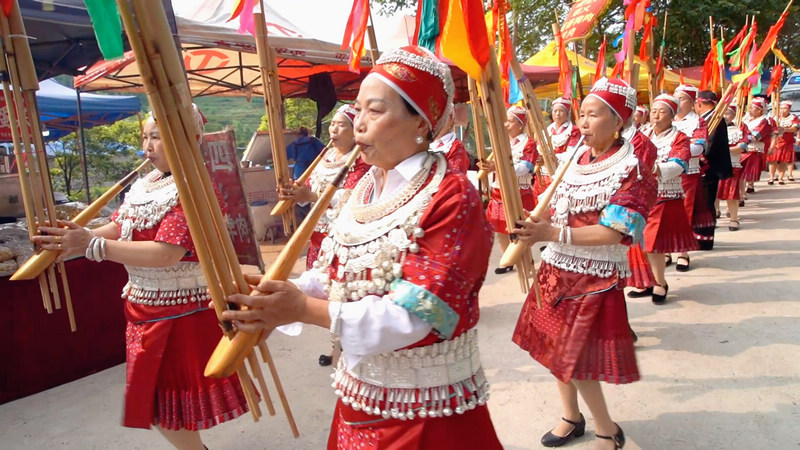 当地少数民族在节日上吹芦笙庆祝。