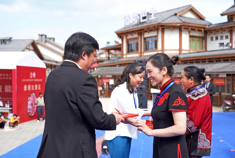 2023年6月6 日，贵州省毕节市纳雍县珙桐街道鹆子花风情小镇，全市手工刺绣技能大赛获奖者在领奖 。.jpg