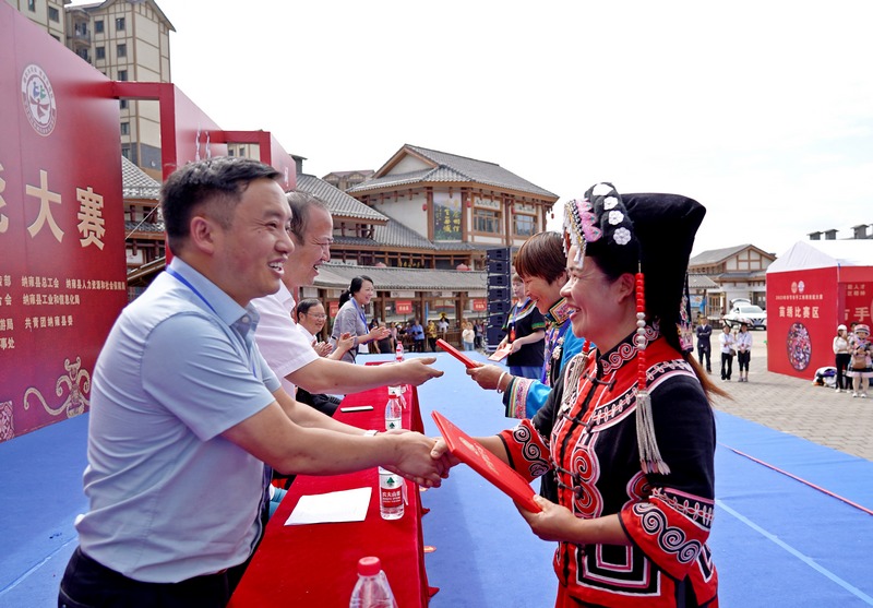 2023年6月6 日，贵州省毕节市纳雍县珙桐街道鹆子花风情小镇，全市手工刺绣技能大赛获奖者在领奖。.jpg