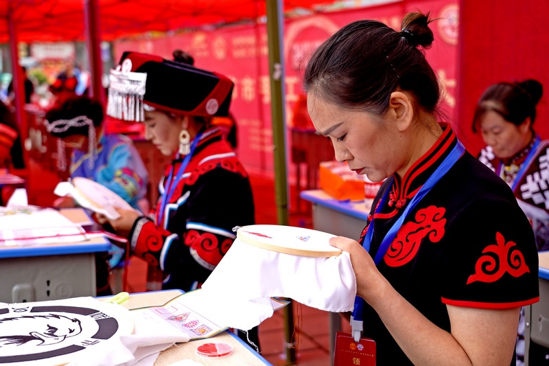 2023年6月6 日，贵州省毕节市纳雍县珙桐街道鹆子花风情小镇，绣娘们在进行手工刺绣技能比赛 。.jpg