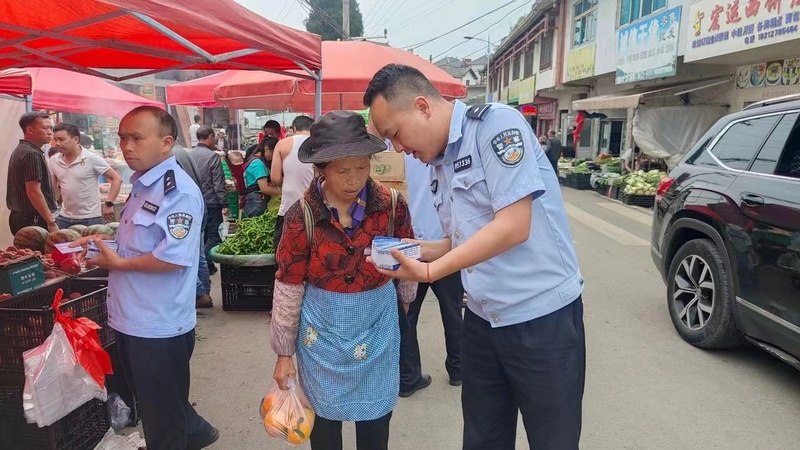 警民联系卡的发放。