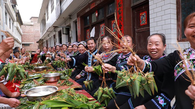 长顺县长寨街道长兴社区包粽子现场。