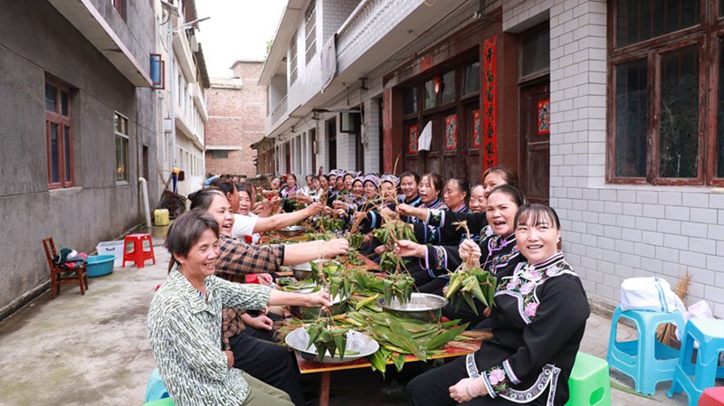 长顺县长寨街道长兴社区包粽子现场