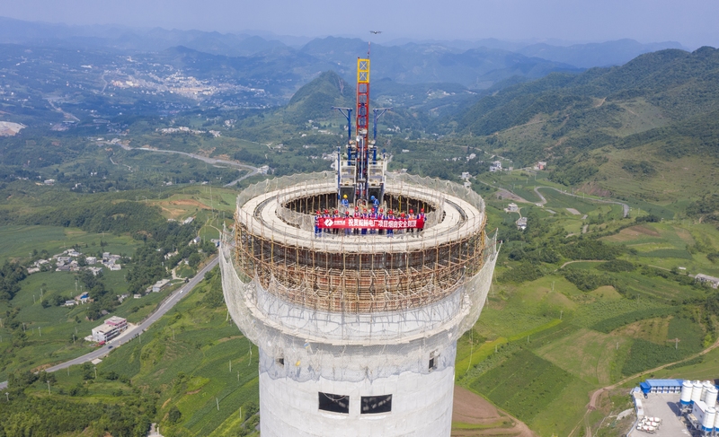 6月26日，威赫电厂实现项目烟囱安全到顶。