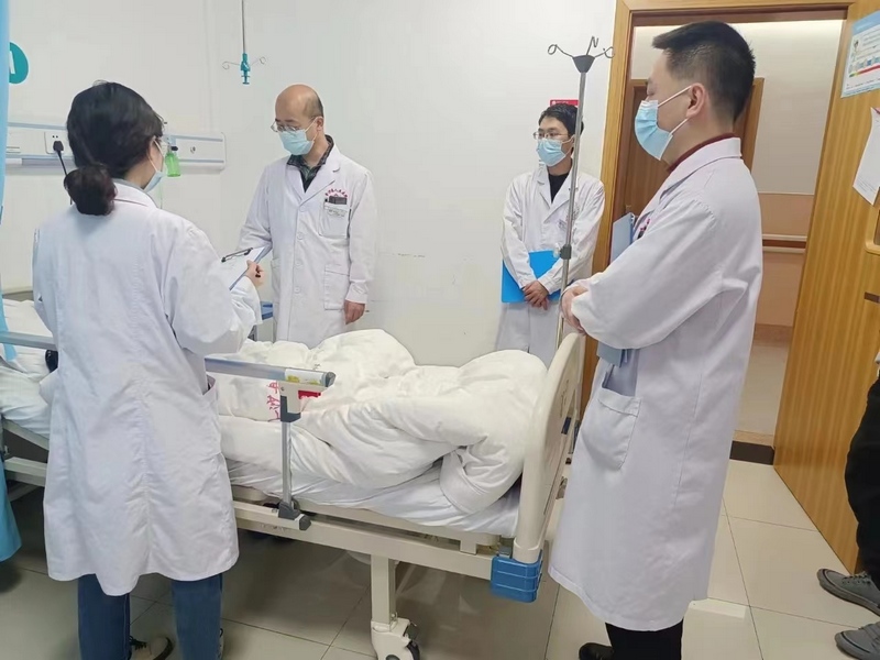 金沙县人民医院引进专家带队查房示教。