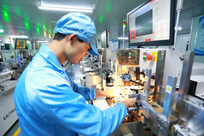 贵州联尚科技有限公司生产车间里，在数十名工人的操作下，150条全自动智能数字化LED灯丝封装生产线就能实现快速运转。
