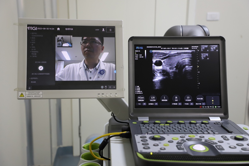 贵州省首台5G远程超声检查机器人在浙江省人民医院毕节医院投入使用。朱欣摄