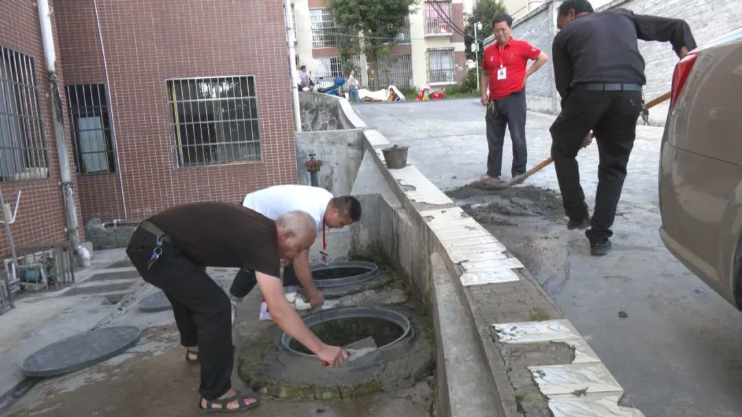 红杨管家工作员帮助社区维修井盖。