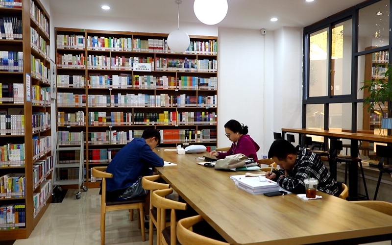 金沙县红岩社区同心主题书屋一角。