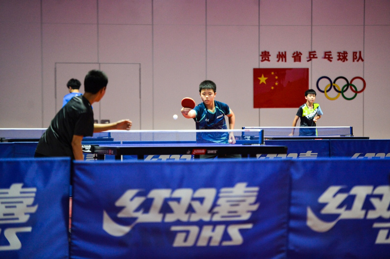 学生进行乒乓球训练。贵州体育彩票管理中心供图