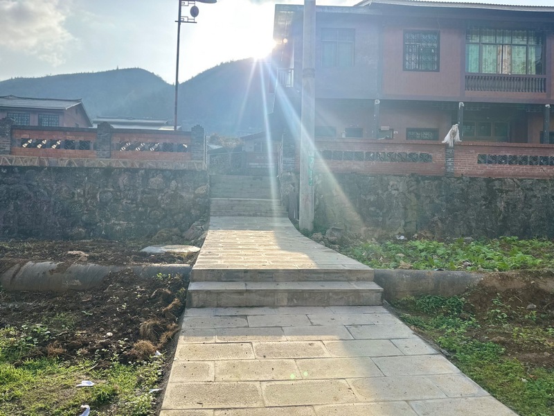 务川龙潭村沙坝组新修的水泥硬化路。