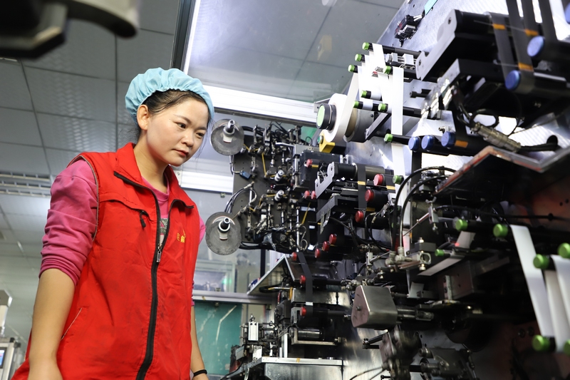 10月11日，在贵州巨能科技新能源有限公司，工人在自动化生产线上忙碌着。