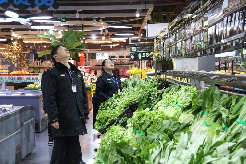 2023年12月18日，纳雍县市场监管局工作人员在超市察看禁用生鲜灯情况。杨其飞 摄