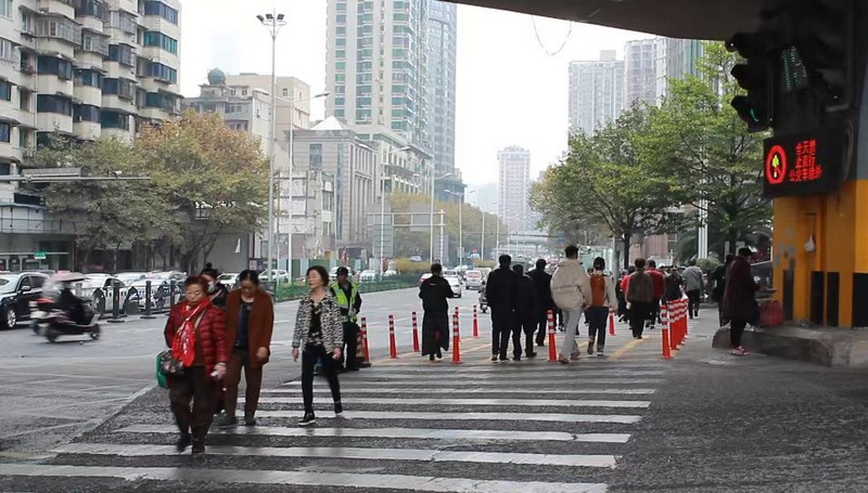 交通拥堵治理后，黔灵山公园门口交通更顺畅了。