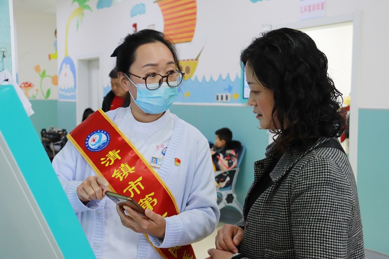 清镇市第一人民医院党员医务工作者为看病群众导诊。李齐摄